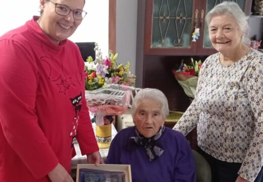 A alcaldesa de Bergondo, Alejandra Pérez Máquez, visitou a María Dolores Vilariño Rodríguez para darlle os parabéns polo seu centenario